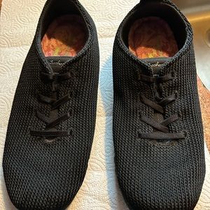 Sketchers slip on no tie sneakers size 10